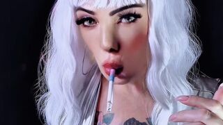 Cyberpunk in silver leather with a beautiful neckline - Dunhill Menthol 100