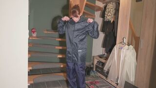 Miss Lara in Nylon Regenanzug und transparentem Regenzeug wird gefesselt und geknebelt