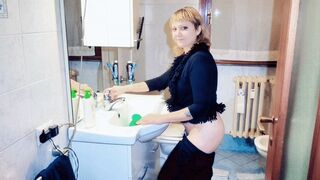 Buttcrack MILF washign dildos