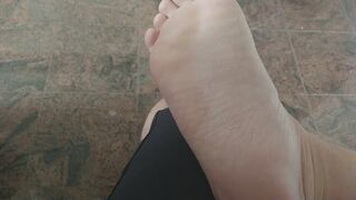Showing my beautiful wrinkled male big sole 3 minutes in close-up