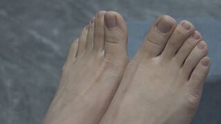 Yao Yao foot flexing and wrinkled soles