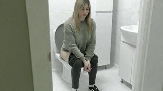 I need to go to the toilet; you can hear loud splashes MP4 HD 720p