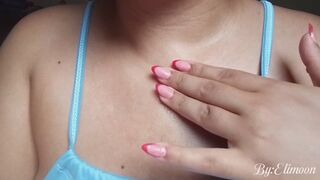 Mostrando te mi pecho sudoroso. Showing you my sweaty chest. sweaty body