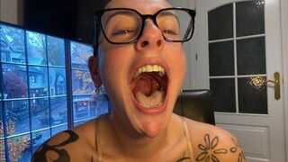 The goddess’ yawn