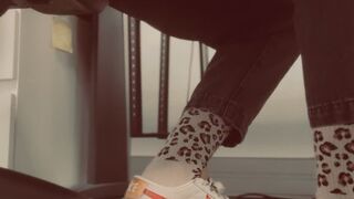 Mia au bureau avec ses chaussures