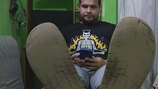 Mostrando Mis pies, mientras les hablo de mis pies.