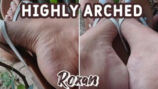What magnificent pronounced arches on the feet of a woman in flip flops (3)
