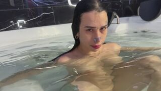 APNEA naked underwater - bubbles