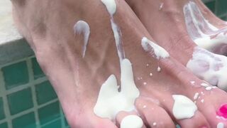 Slow Lotion Play on My Feet by the Pool ?