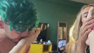 eu e minha prima chupamos os pés pequenos e rosa da nossa amiga