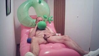 Riesen Ballon und Hello Kitty Crocs