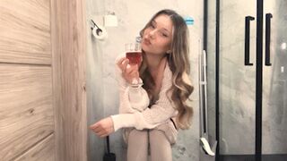 Hotel toilet - A LOT OF COMES OUT mp4 FULL HD