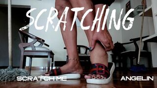 Mientras barre y limpia le toca rascarse los pies y las piernas (1)