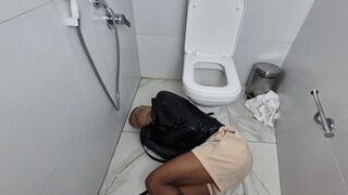A cruel Ariel farting on the slave in the unsanitary bathroom - CLIP 1