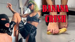 Submisso cinzeiro humano lambe banana dos pés de Diosa