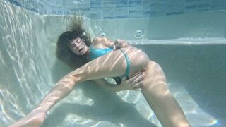 Underwater Masterbation Peril with Nathalia