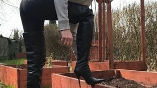ANIA - Boots as a Gardening Aid