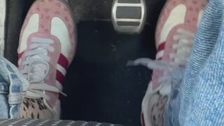 Mia en voiture