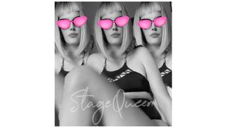 Die StageQueen macht ein "Sexy Foot Play" vor der Pediküre