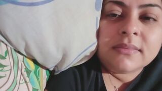 Acostada mirándote: Bostezos lentos y contacto visual intimo.