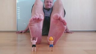 I am a giant and 2 tinies want to be crushed