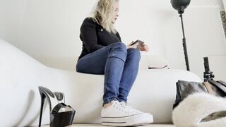 EmpressBellaSadic Teases with Sweaty Feet and Long Red Nails Toe Jam Long Toe Nail Wrinkled Soles