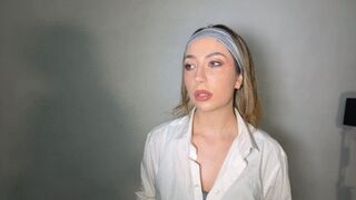 Reporter Naomi asks to police about restraints against human rights