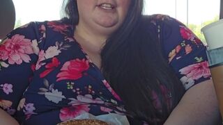 SSBBW IN CAR EATING FOR ONE HOT SWEATY MESS