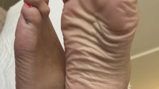 Giantess soles watching