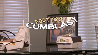 CFNM Hottie Gets Foot Fucked HUGE Cumload