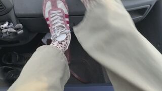 Mia mets ses pieds sur le tableau de bord de sa voiture