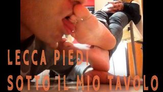 lecca piedi sotto il tavolo