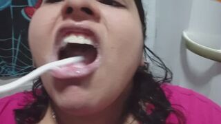Cepillado intenso: espuma, lengua, dientes y detalles de mi boca.