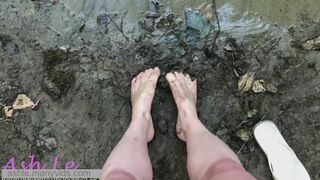 Rubbing my feet into the muddy river (77)