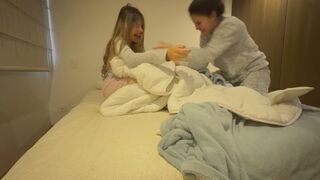 Lucha libre entre mujeres y cosquillas