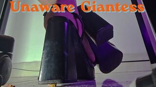 #002 Unaware Giantess - Foot odor during work.