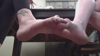Riley And Mandy's Toe War!