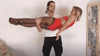 una piuma tra le braccia, Nicola solleva Eleonore - a feather in his arms, Nicola lifts Eleonore ( MP4 - MOBILE VERSION )
