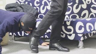 The big shoes and buttocks that worship the king