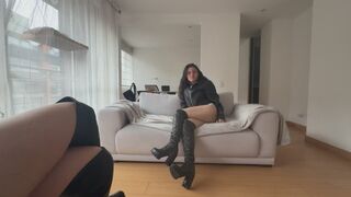 Fetiche del cuero en formato JOI entre lesbianas hasta el orgasmo