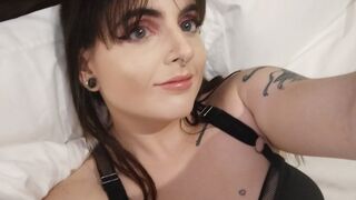 ALT MILF AUSSIE PORN STAR ALONE IN HOTEL ROOM