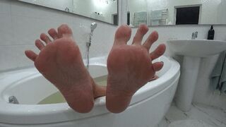 Damp and wrinkled feet after a bath b