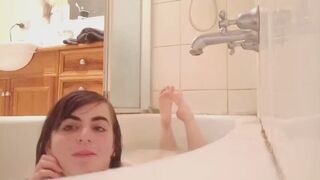 18 YEAR OLD ALT AUSSIE IN BATHTUB MASTURBATION & FINGERBANG