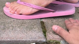 My neighbor crushing My hand With her old flip flops