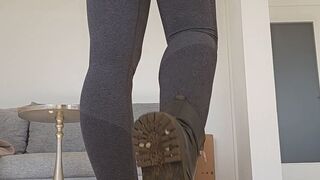 Nichts für deine schwache Nerven Was glaubst du, wie viele Tage diese stinkenden Socken in meinen Boots eingesperrt waren? Ich verspreche dir nur eins, Loser: Es waren definitiv mehr als drei… schnupper schnupper, auf gehts...