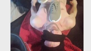 piede in bocca con acqua sporca e calci in faccia