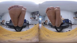 3DVR180 YONGHENG shows his dirty and smelly feet