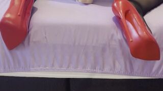 I love to make it yself in high heels, stockings, anal plug and a dildo ????